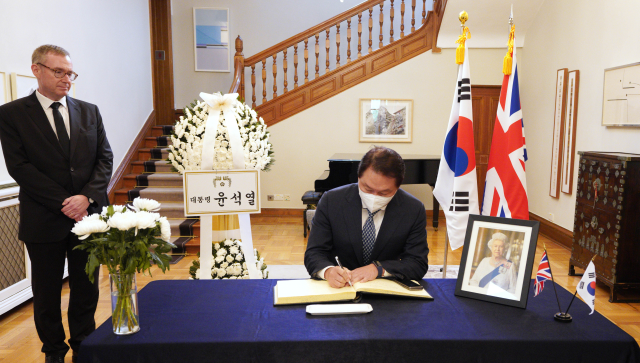 최태원 대한상공회의소 회장이 지난 14일 엘리자베스 2세 영국 여왕의 분향소가 마련된 서울 중구 주한영국대사관을 방문해 조문하고 있는 모습. [연합]