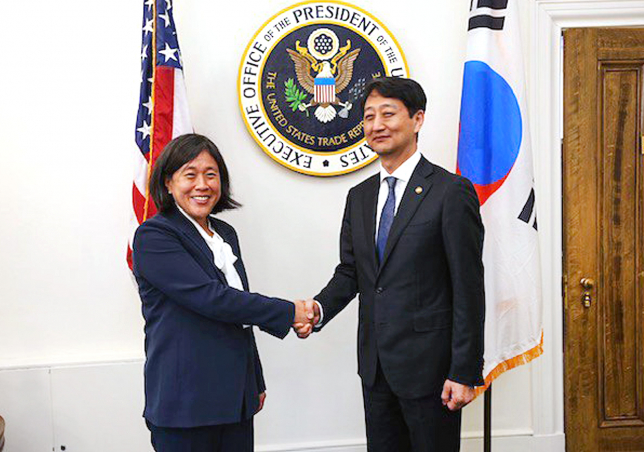 안덕근 산업통상자원부 통상교섭본부장(오른쪽)이 9월 7일(현지시간) 미국 워싱턴D.C. USTR 회의실에서 열린 '한미 통상장관회담'에 참석해 캐서린 타이 USTR 대표와 면담을 하고 기념 촬영하고 있다. [산업통상자원부 제공]