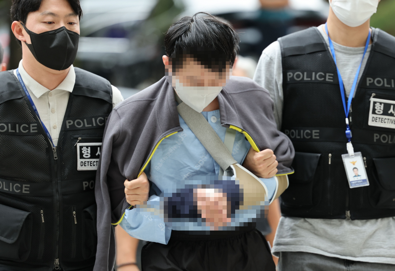 서울 지하철 2호선 신당역 여자 화장실에서 20대 동료 여성 역무원을 살해한 전 모씨가 16일 오후 구속 전 피의자 심문(영장실질심사)을 받기 위해 서울 서초구 서초동 서울중앙지법 법정으로 들어가고 있다. [연합]