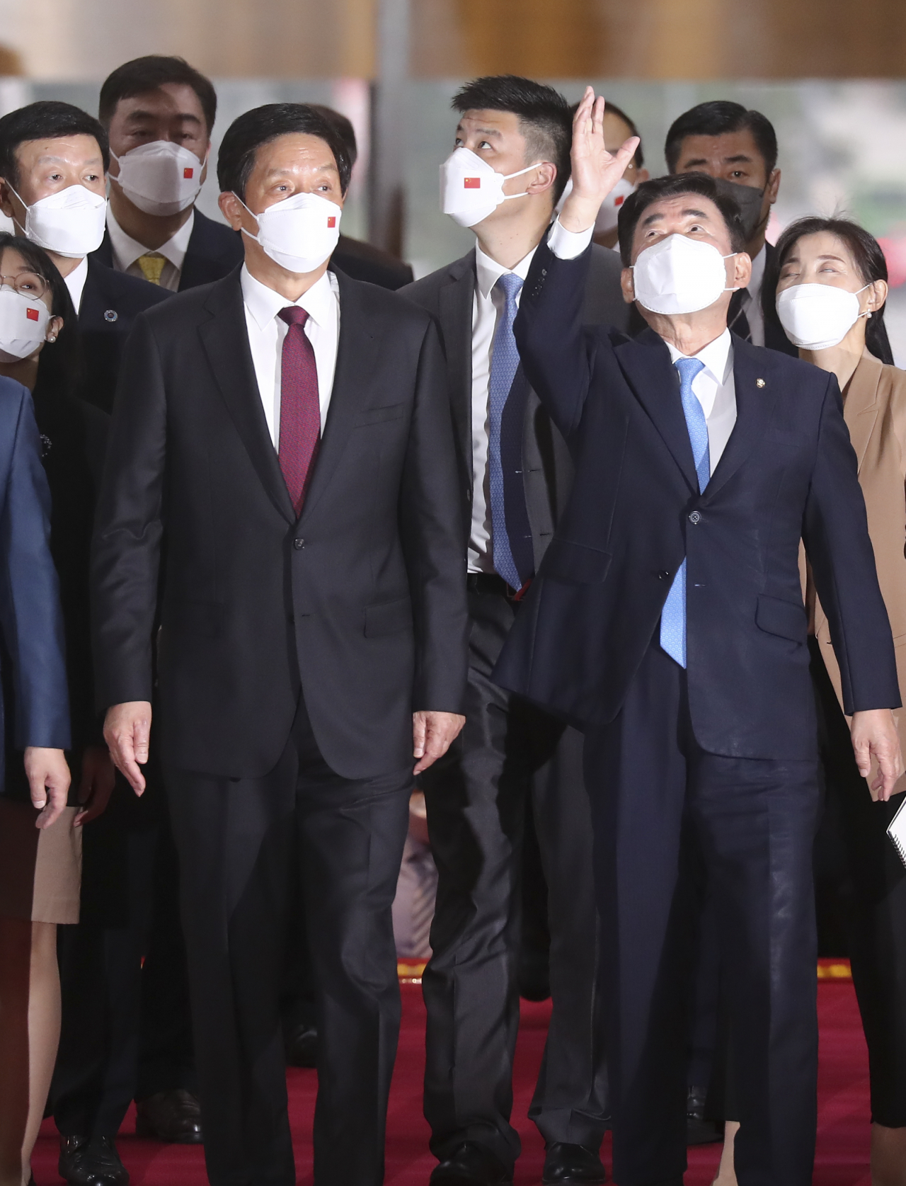 리잔수 중국 전인대 상무위원장이 16일 오후 국회를 방문해 김진표 국회의장과의 회담장으로 향하고 있다. 이상섭 기자