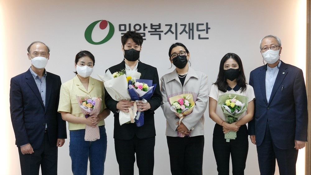 제8회 스토리텔링 공모전 ‘일상 속의 장애인’ 시상식에 참석한 수상자들과 밀알복지재단 관계자들이 기념촬영을 하고 있다.