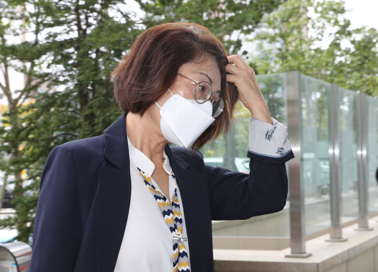 뇌물수수와 직권남용권리행사방해 혐의로 기소된 은수미 전 성남시장이 16일 경기도 수원시 영통구 수원지방법원에서 열린 1심 선고 공판에 출석하고 있다. [공동취재]