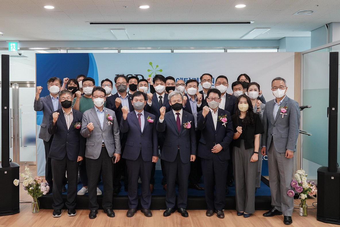 사진 앞줄 왼쪽 두번째 전길탁 강원도 경제진흥국장, 세번째 홍경수 강원도 경제진흥원장, 네번째 박철영 한국예탁결제원 전무이사, 다섯번째 배혁찬 한국예탁결제원 기업지원본부장, 일곱번째 이기대 강원창조경제혁신센터장. [예탁원 제공]