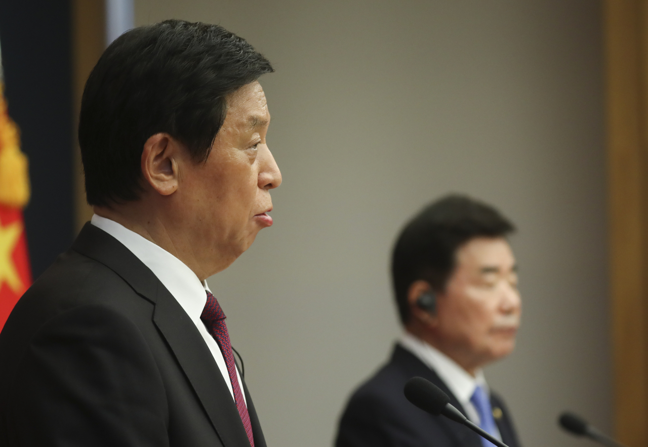 김진표 국회의장과 리잔수 중국 전인대 상무위원장이 16일 오후 국회에서 회담을 마친 후 공동 언론 발표를 하고 있다. [연합]