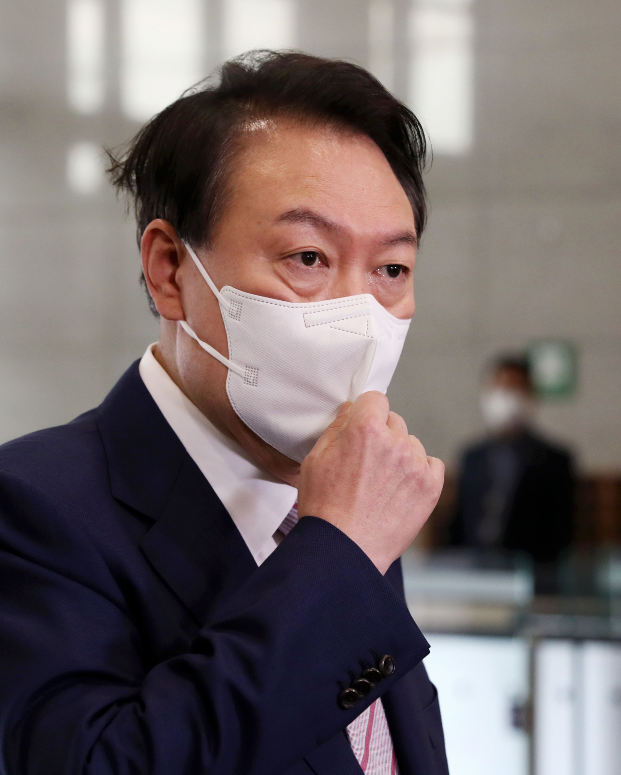 윤석열 대통령이 16일 오전 서울 용산 대통령실 청사로 출근, 취재진의 질문에 답하고 있다. [연합]