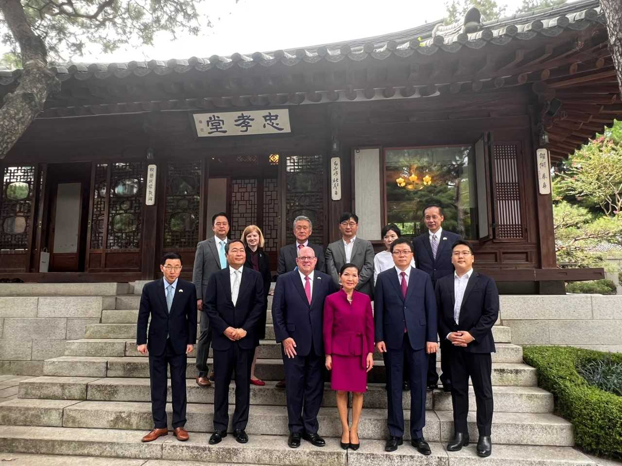 래리 호건 메릴랜드 주지사(앞줄 왼쪽 세번째부터)와 유미 호건 여사, 강삼권 벤처기업협회 회장이 지난 16일 강남 필경재에서 한국 벤처의 미국 진출 지원에 대한 간담회를 갖고 기념촬영을 했다.[벤처기업협회 제공]