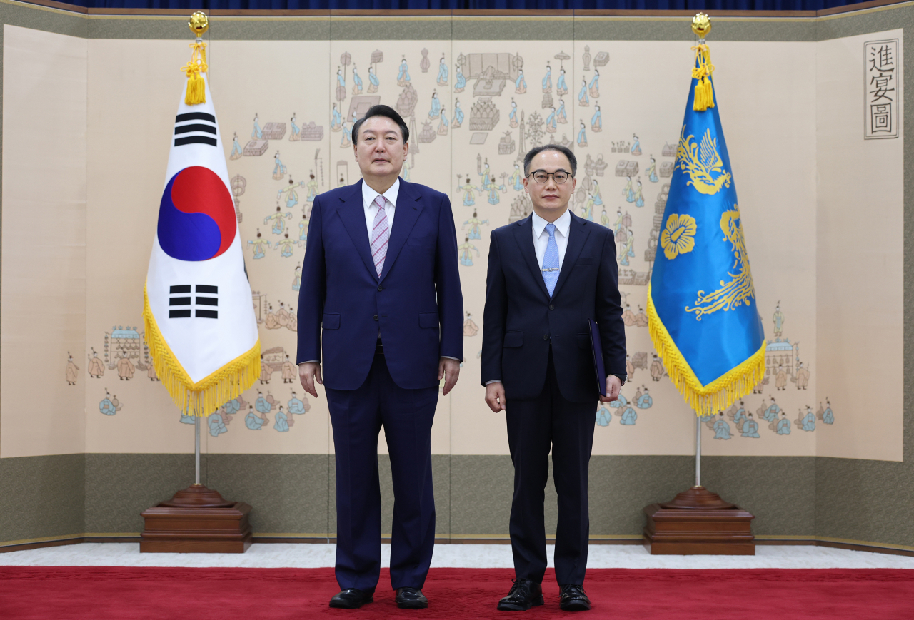 윤석열 대통령(왼쪽)이 16일 오전 서울 용산 대통령실 청사에서 이원석 검찰총장에게 임명장을 수여한 뒤 기념촬영을 하고 있다. [연합]