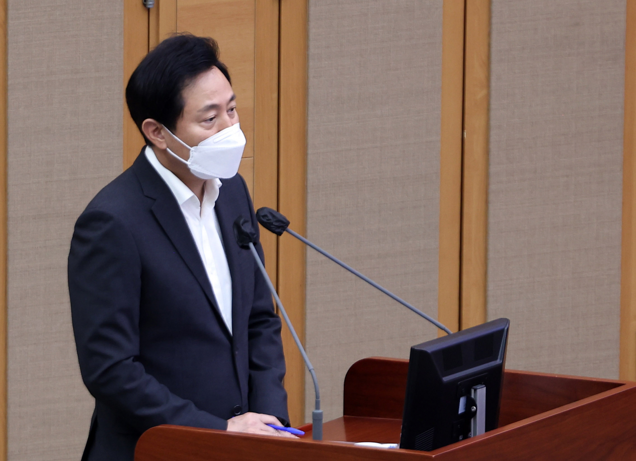 오세훈 서울시장이 고(故) 박원순 전 시장 재임 시절 추진된 서울시의 ‘태양광 보조금 사업’과 관련해 “누가봐도 무리한 사업진행이 있었다”고 평가했다. 사진은 오세훈 서울시장이 15일 오전 서울시의회에서 열린 제314회 임시회 제2차 본회의에서 질문에 답하고 있는 모습. [연합]