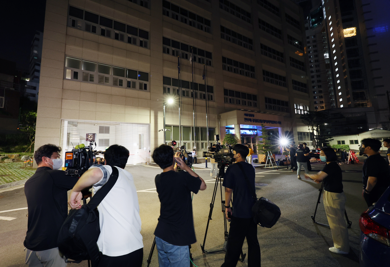 성 상납 등의 접대를 받았다는 의혹이 제기된 국민의힘 이준석 전 대표가 17일 경찰에 출석해 12시간 동안 조사받았다. 이 전 대표는 이날 오후 10시 5분께 청사 내에 대기하던 취재진을 피해 BMW 승용차를 타고서 주차장에서 곧바로 청사를 빠져나갔다. 사진은 이날 서울경찰청·반부패공공범죄수사대에서 대기하는 취재진. [연합]