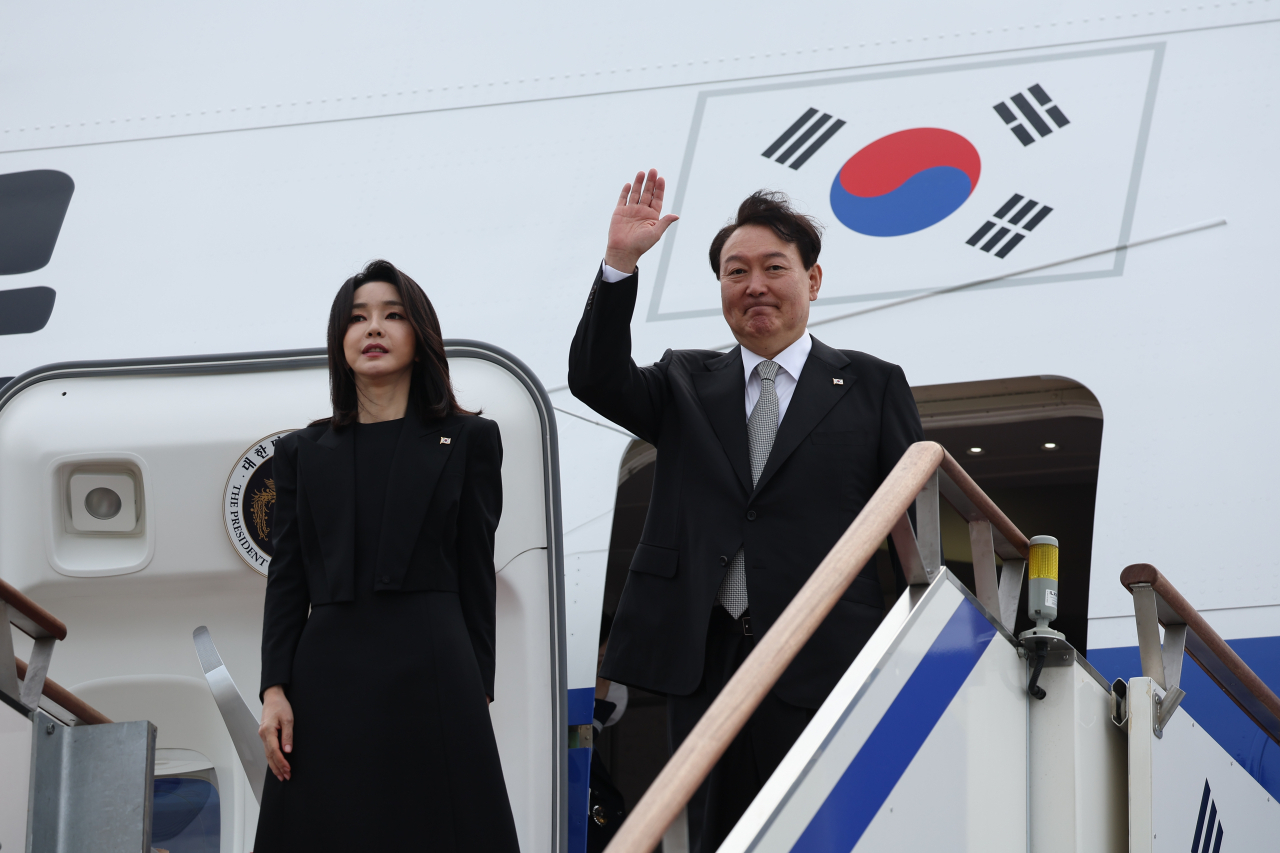 윤석열 대통령과 김건희 여사가 5박7일간의 일정으로 영국·미국·캐나다 3개국 방문을 위해 18일 성남 서울공항에 도착, 공군1호기에 탑승한 뒤 인사하고 있다. [연합]