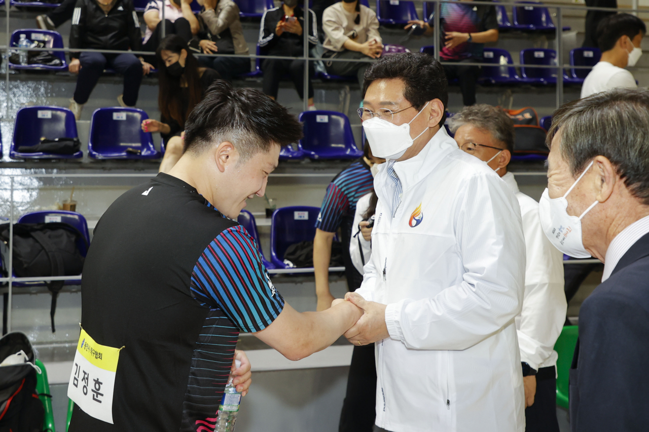 이상일 용인시장이 탁구 김정훈 선수와 인사를 나누고 있다
