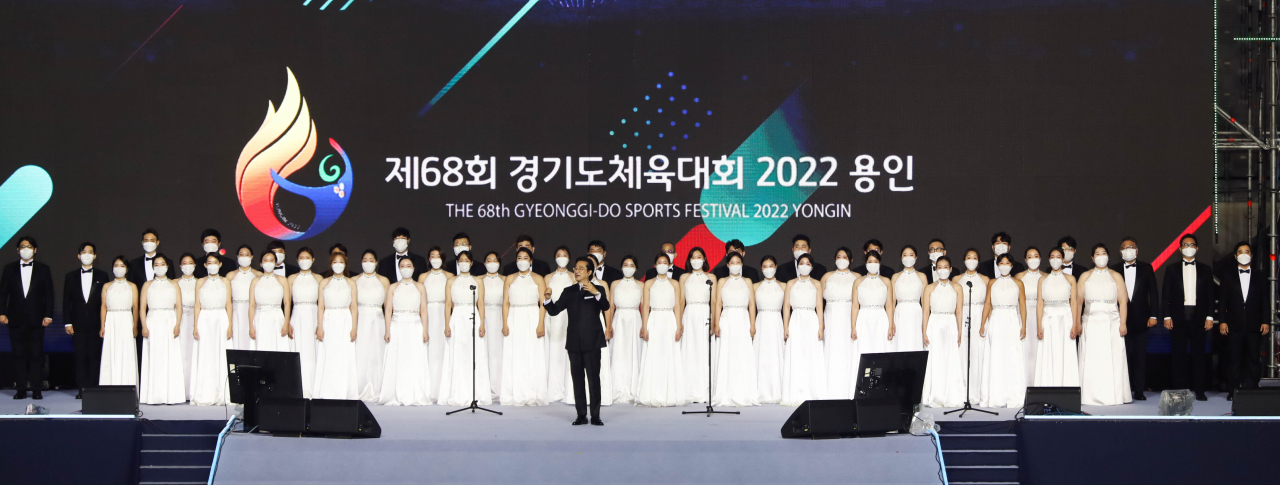 연합합창단이 승리의 노래를 제창하고 있다