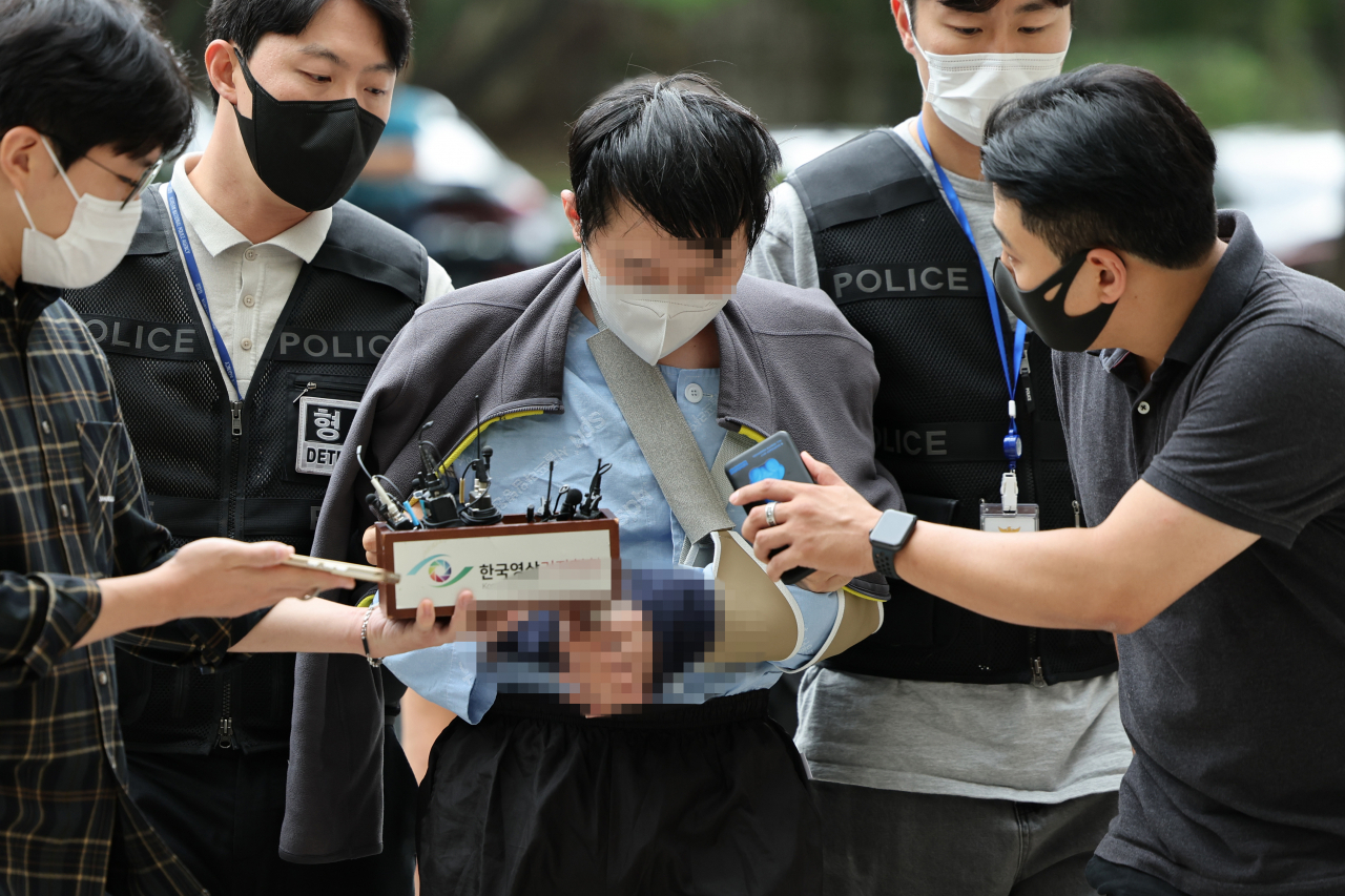 서울 지하철 2호선 신당역 여자 화장실에서 20대 동료 여성 역무원을 살해한 전 모씨가 16일 오후 구속 전 피의자 심문(영장실질심사)을 받기 위해 서울 서초동 서울중앙지법 법정으로 들어가고 있다. [연합]