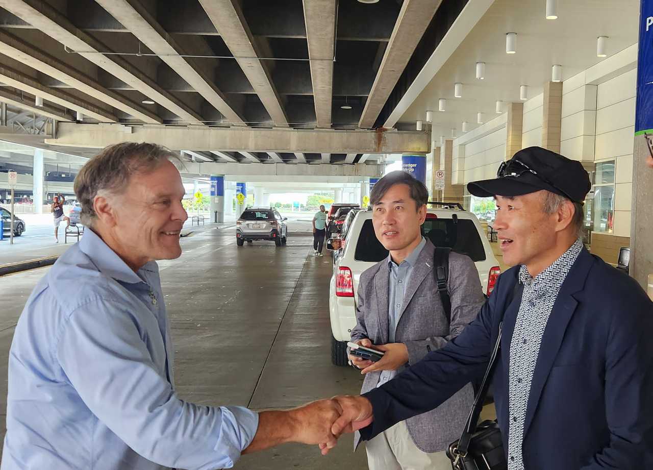 Fred Warmbier and Lee Rae-jin shake hands at Northern Kentucky International Airport on Saturday. (courtesy of Lee)