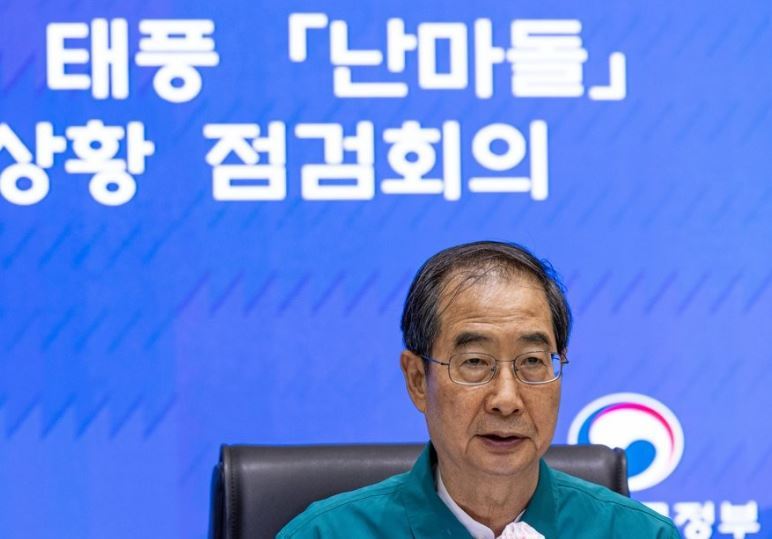 Prime Minister Han Duck-soo presides over a government meeting on preparedness against an approaching typhoon at the government complex in Seoul on Sept. 18, 2022. (Yonhap)
