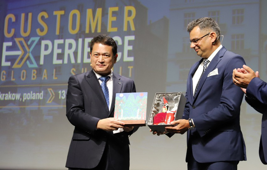(Left) IIAC President and CEO Kim Kyung-wook and Krakow Airport Board President Radoslaw Wloszek pose for a photo as Incheon Airport is named the host of next year’s ACI CX Global Summit. (IIAC)
