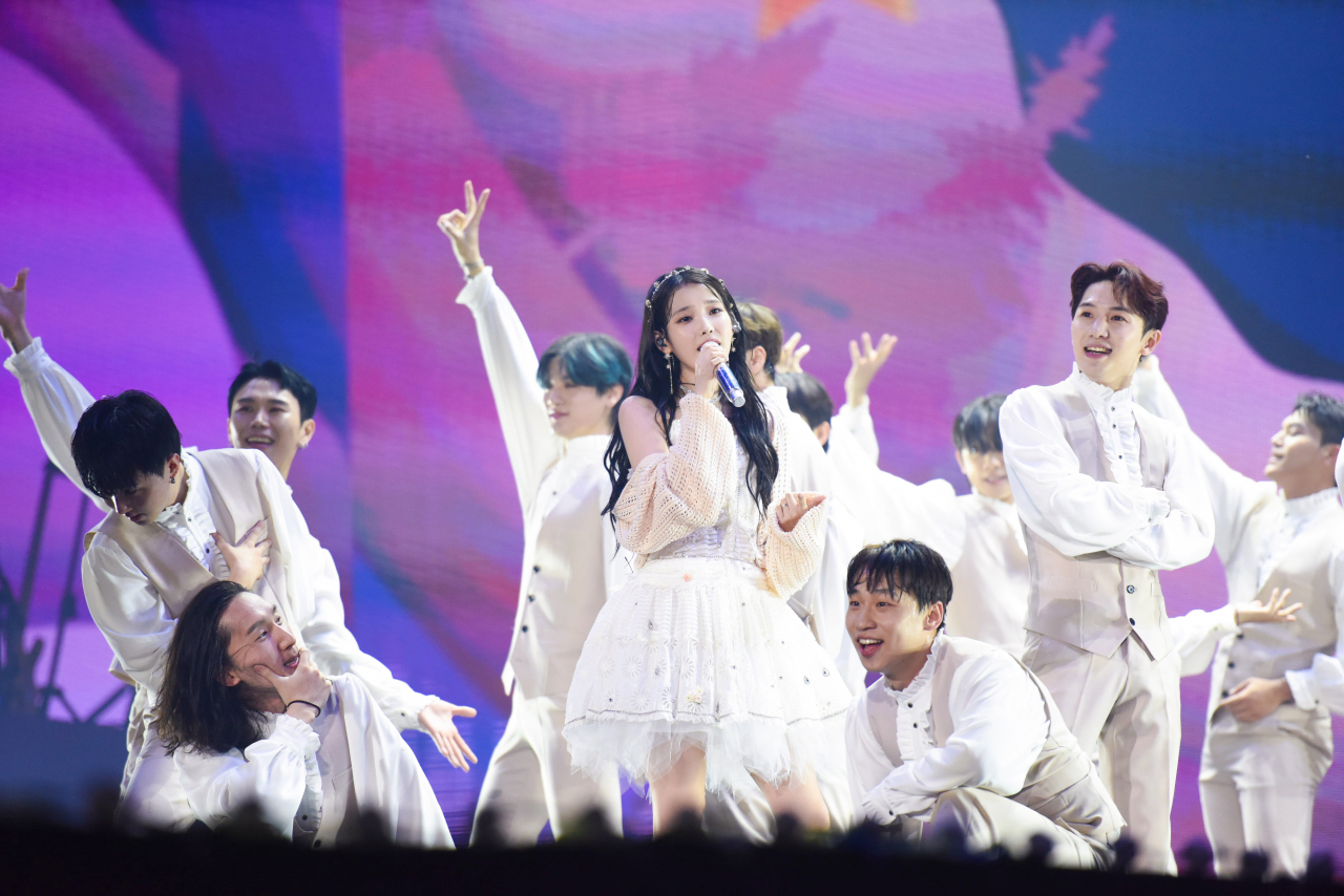 아이유의 단독 콘서트 ‘더 골든 아워(The Golden Hour) : 오렌지 태양 아래’ [이담엔터테인먼트 제공]