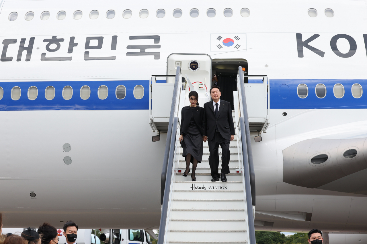 영국, 미국, 캐나다 순방에 나선 윤석열 대통령과 김건희 여사가 18일 오후(현지시간) 영국 런던 스탠스테드 국제공항에 도착, 공군 1호기에서 내리고 있다. [연합]