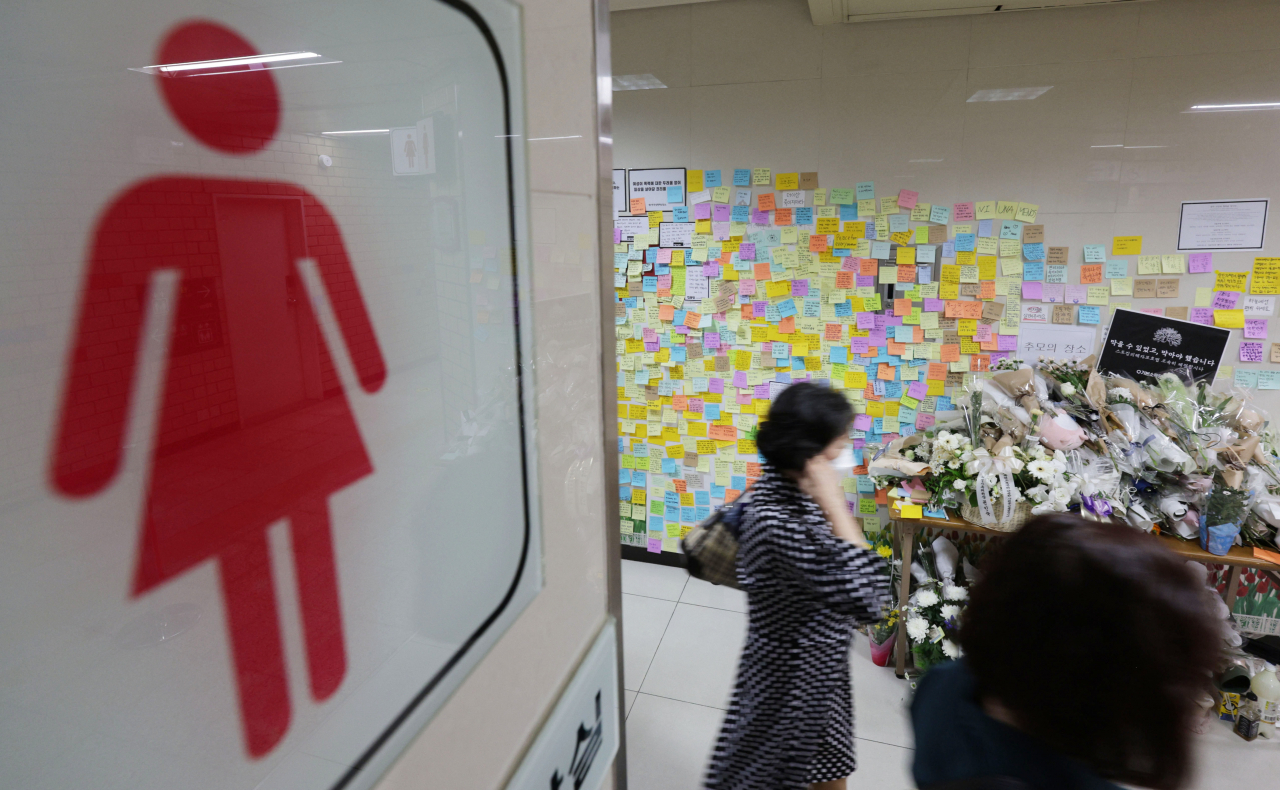 ‘역무원 스토킹 피살사건’이 발생한 서울 지하철 2호선 신당역 여자화장실 입구에 마련된 추모공간의 지난 18일 모습. [연합]