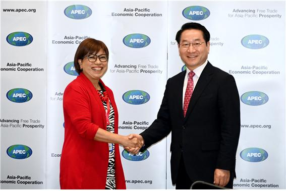 유정복 인천시장이 지난 16일 싱가포르에 있는 APEC 사무국을 방문, 레베카 파티마 스타 마리아 사무총장과 만나 ‘2025 APEC’ 인천 유치 의사를 밝혔다.〈인천시 제공〉
