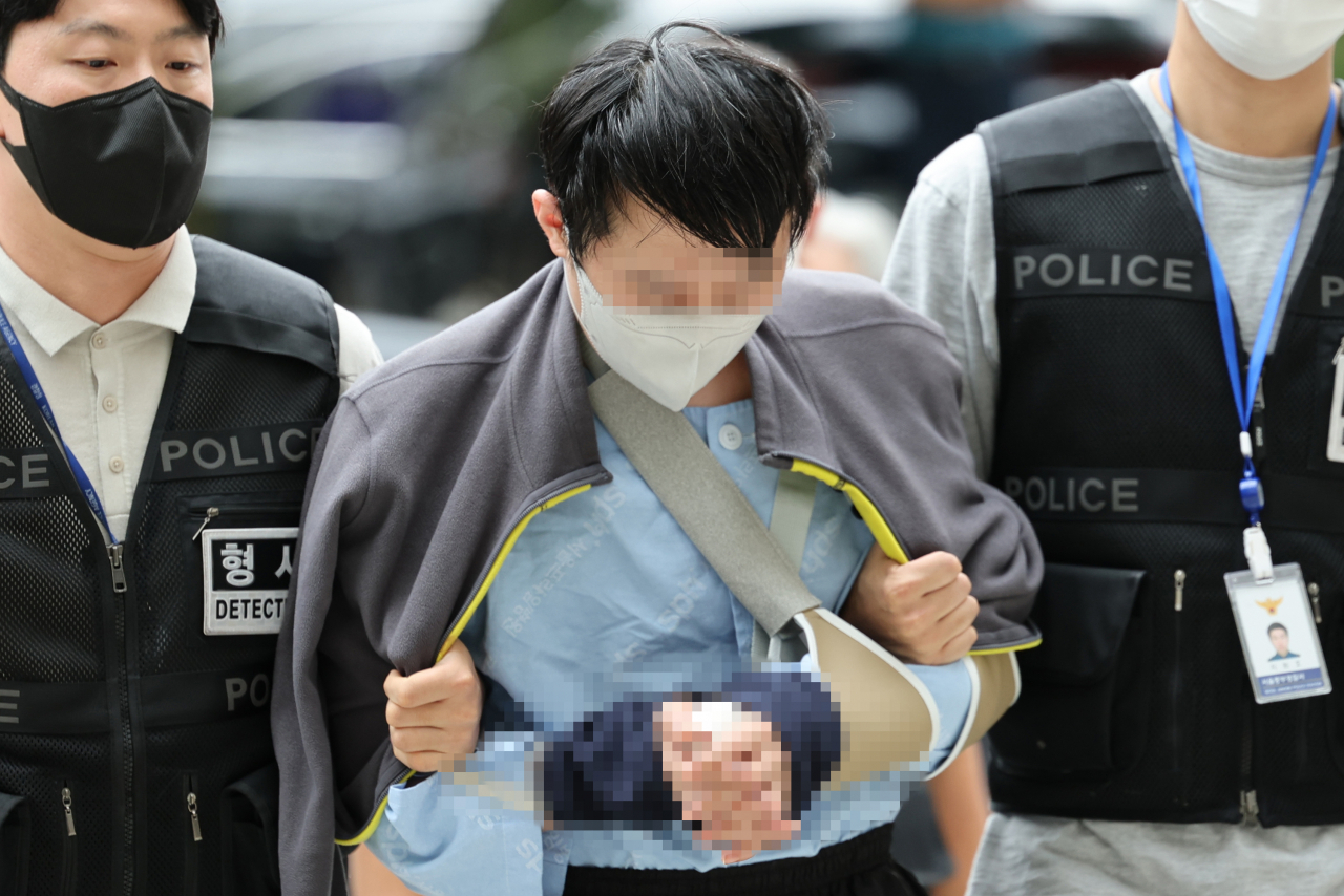 서울 지하철 2호선 신당역 여자 화장실에서 20대 동료 여성 역무원을 살해한 전 모씨가 16일 오후 구속 전 피의자 심문(영장실질심사)을 받기 위해 서울 서초동 서울중앙지법 법정으로 들어가고 있다. [연합]