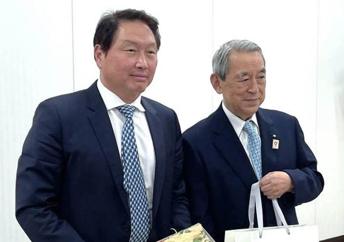 최태원(왼쪽) 대한상공회의소 회장이 마츠모토 마사요시 일본 간사이경제연합회 회장을 만나 ‘2030 부산세계박람회’ 유치 지원 활동을 벌였다. [대한상공회의소 제공]
