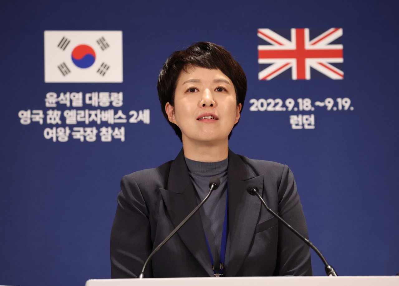 김은혜 대통령실 홍보수석이 18일(현지시간) 영국 런던 힐튼 온 파크레인 호텔 내 프레스센터에서 윤석열 대통령과 찰스 3세 국왕과의 대화 내용을 전하고 있다. [연합]