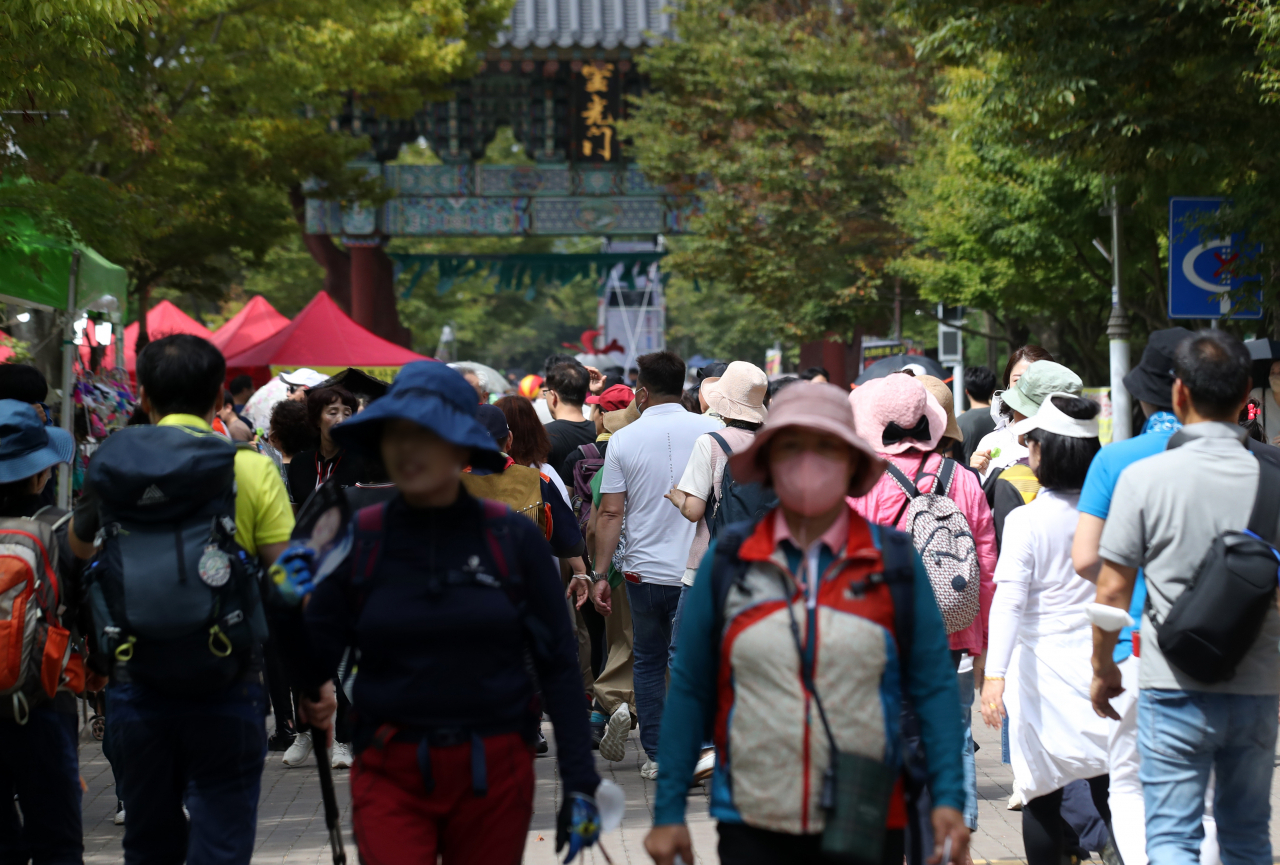 18일 '불갑산 상사화축제'가 열린 전남 영광 불갑사 일원이 나들이객들로 북적이고 있다. 코로나19 확산으로 중단됐다가 3년 만에 열린 불갑산 상사화축제는 25일까지다. 19일 0시 기준 코로나19 신규 확진자는 1만9407명으로, 70일 만에 가장 적었다. [연합]