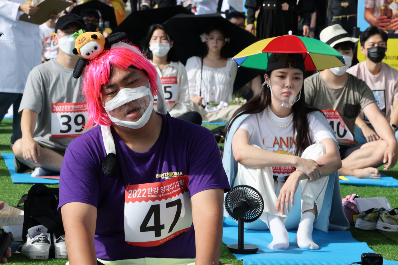 18일 오후 서울 잠수교에서 열린 2022 한강 멍때리기 대회에서 참가자들이 멍때리고 있다. [연합]