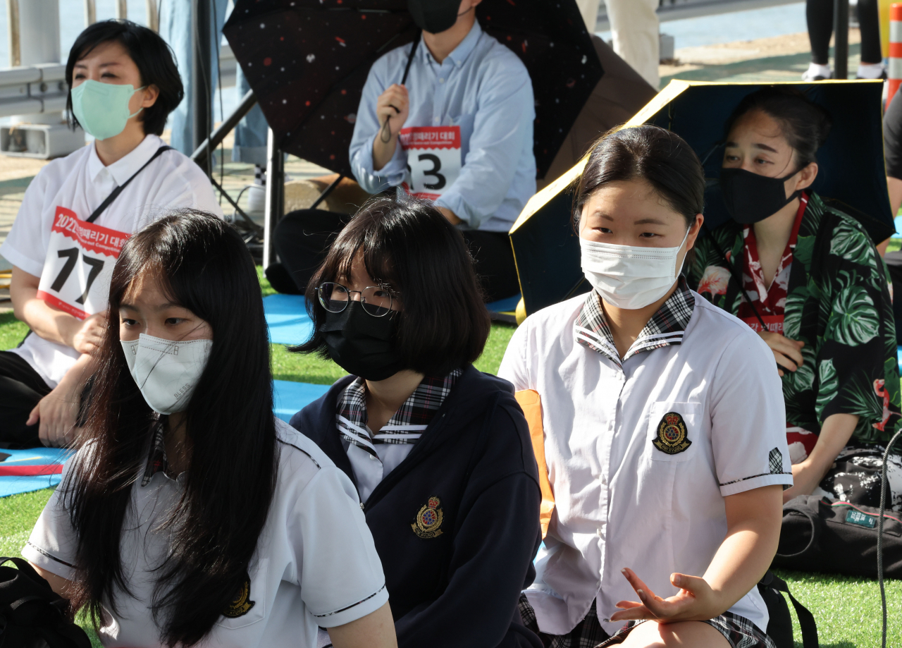 18일 오후 서울 잠수교에서 열린 2022 한강 멍때리기 대회에서 참가자들이 멍때리고 있다. [연합]