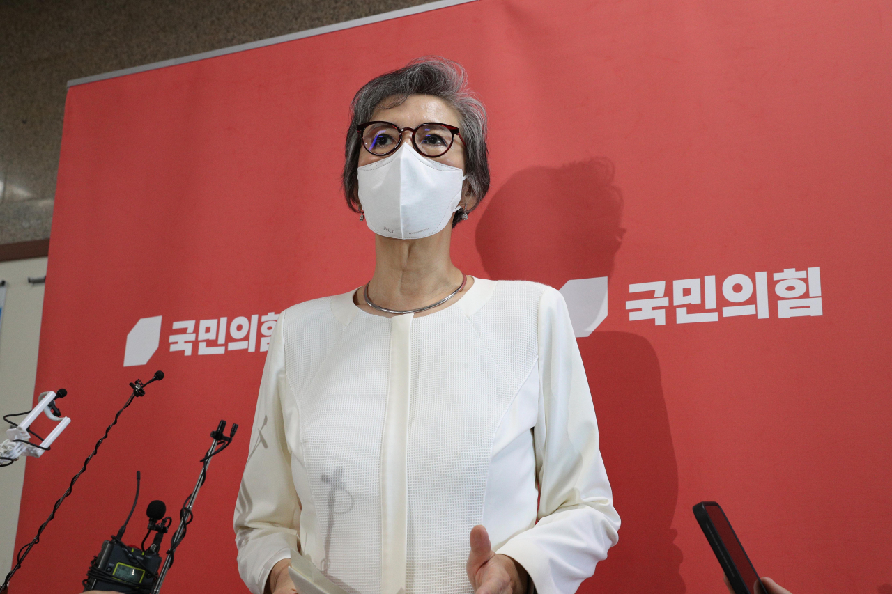 국민의힘 이양희 윤리위원장이 18일 오후 국회에서 열린 중앙당 윤리위원회 시작 전 브리핑을 하고 있다. 연합뉴스