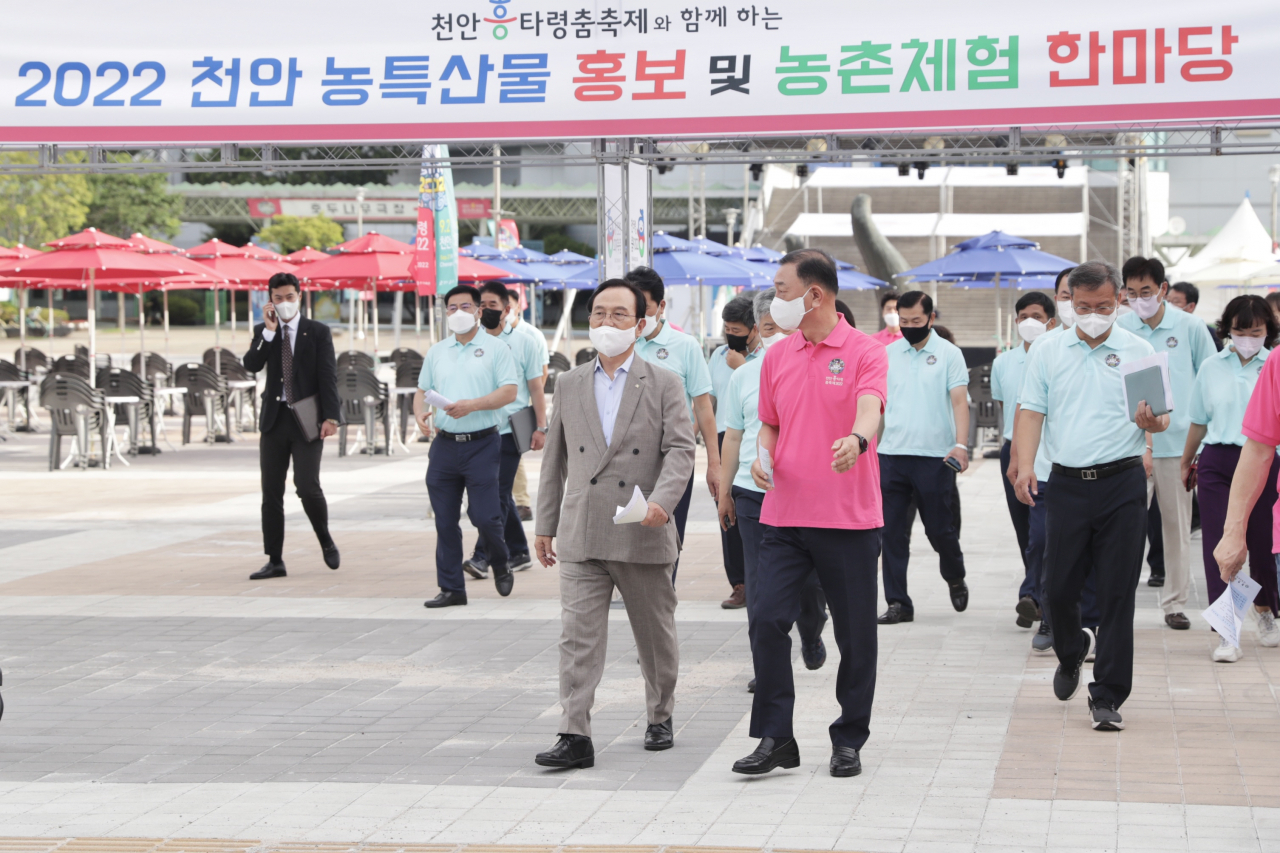 박상돈 천안시장이 19일 오전 천안종합운동장 일원에서 ‘천안흥타령춤축제 2022’ 현장점검을 진행하고 있다.