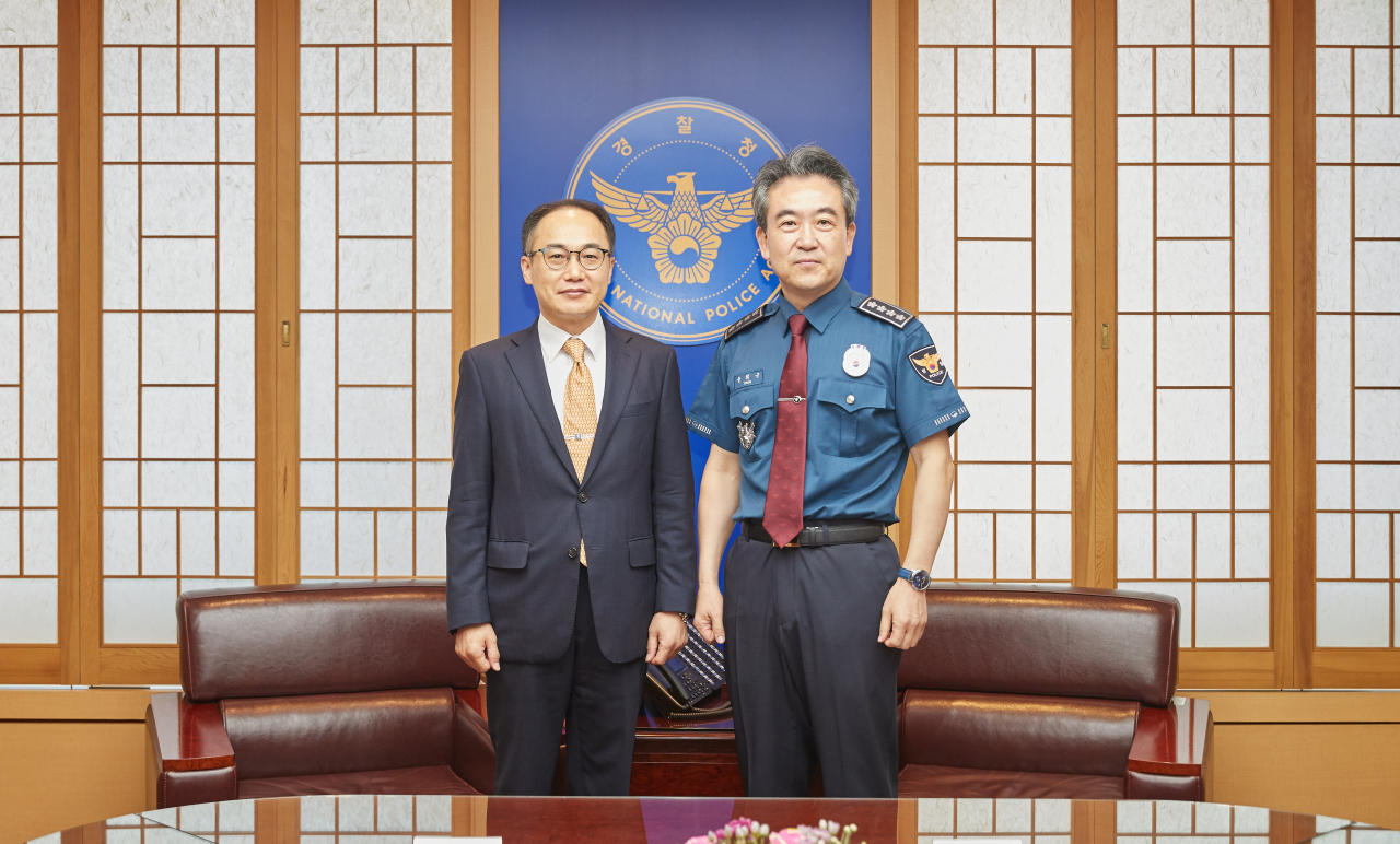윤희근 경찰청장(오른쪽)과 이원석 신임 검찰총장이 19일 오전 서울 서대문구 미근동 경찰청사에서 면담 기념촬영을 하고 있다. [경찰청 제공]