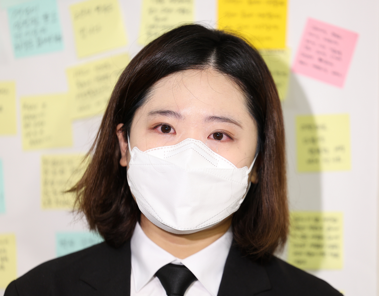 16일 더불어민주당 박지현 전 공동비상대책위원장이 '역무원 스토킹 피살 사건'이 발생한 서울 지하철 2호선 신당역 여자화장실 입구에 마련된 추모공간을 찾아 추모를 마친 뒤 취재진에게 발언하고 있다. [연합]