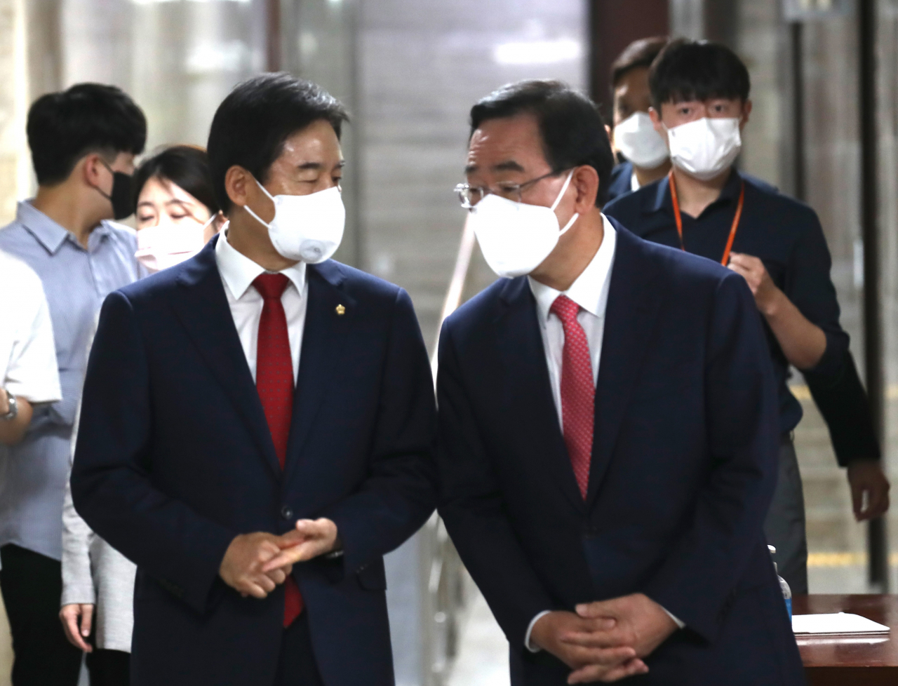 19일 국회 본청에서 열린 국민의힘 원내대표 선출을 위한 의원총회에 주호영(오른쪽) 후보자와 이용호 후보자가 입장하고 있다. [연합]