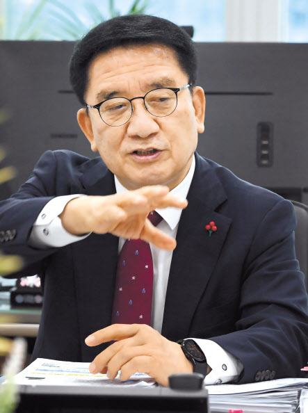 문헌일 서울 구로구청장은 19일 헤럴드경제와 인터뷰에서 “G밸리 하면 사물인터넷(IoT) 산업이 떠오를 수 있도록 메카로 만들고 싶다”고 말하고 있다. 임세준 기자