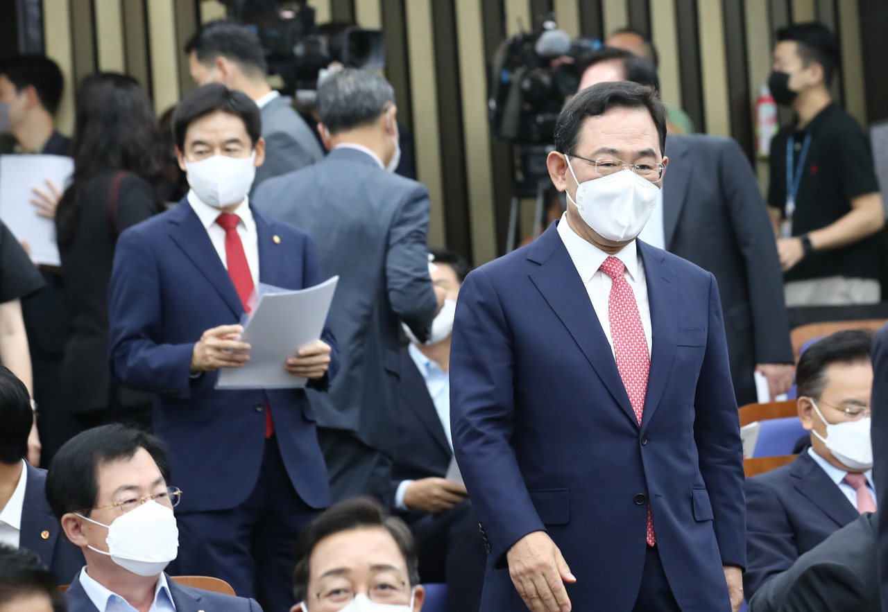 19일 국회 본청에서 열린 국민의힘 원내대표 선출을 위한 의원총회에 주호영 후보자와 이용호 후보자가 입장하고 있다. 연합뉴스