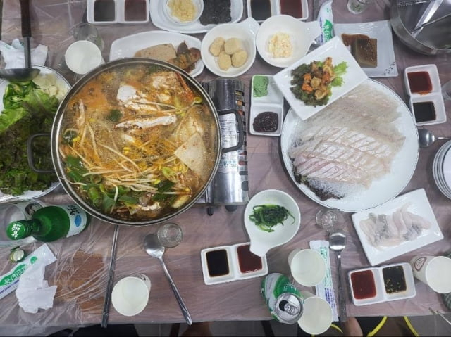 꽃게탕 대(大) 사이즈(좌측)과 광어회. 각각 8만 원, 15만 원. [보배드림]