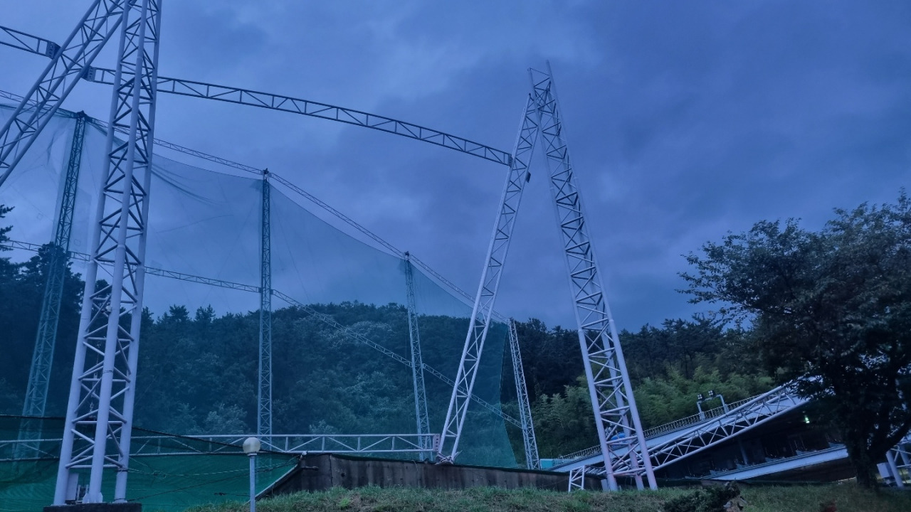19일 오전 5시 53분께 경남 거제시 사등면 한 골프장 철탑이 태풍 '난마돌'로 인한 강풍 영향으로 넘어져 있다. [연합]