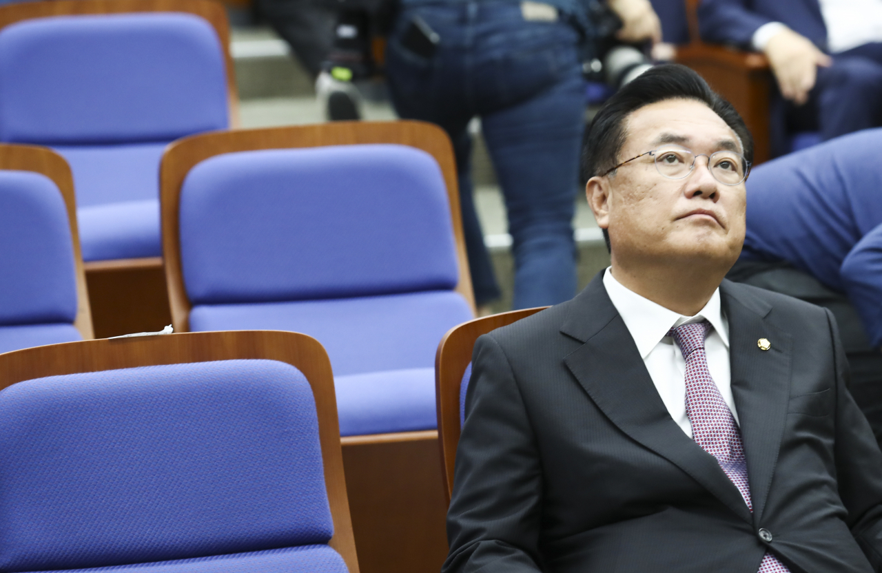 정진석 국민의힘 비대위원장이 19일 오전 국회에서 열린 원내대표 선출을 위한 의원총회에 참석해 있다. [연합]
