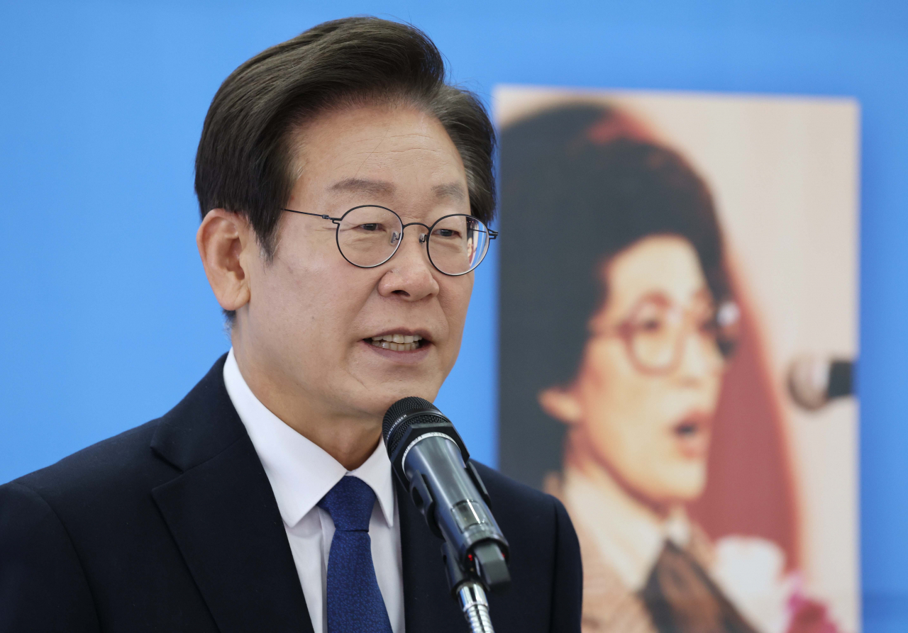 더불어민주당 이재명 대표가 19일 서울 여의도 국회의원회관에서 열린 '이희호 여사 탄생 100주년 기념식 및 사진전'에서 축사를 하고 있다. [연합]