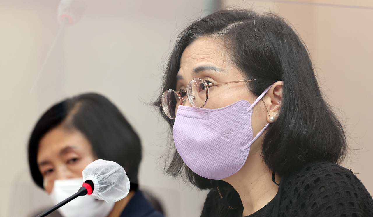김현숙 여성가족부 장관이 16일 오전 서울 여의도 국회에서 열린 여성가족위 전체회의에서 신당역 역무원 피살사건 관련 질의에 답변하고 있다. [연합]