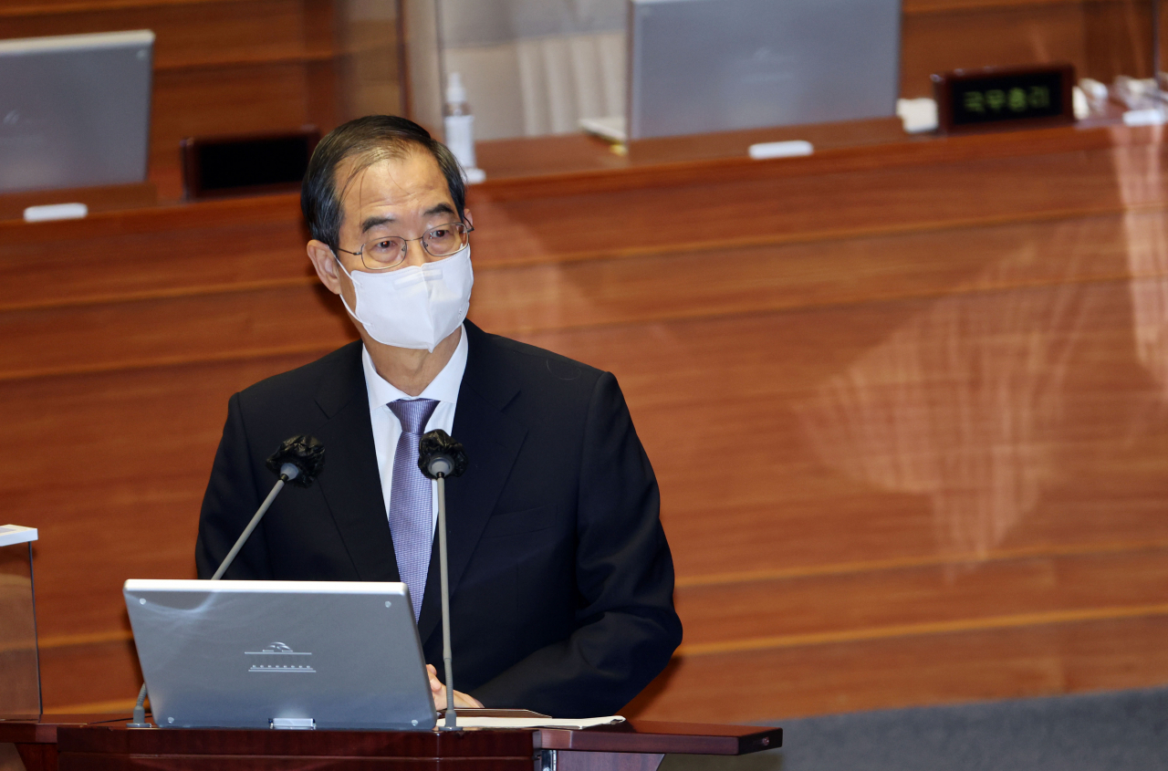 한덕수 국무총리가 19일 오후 국회에서 열린 본회의에서 더불어민주당 서영교 의원의 질문에 답하고 있다. [연합]