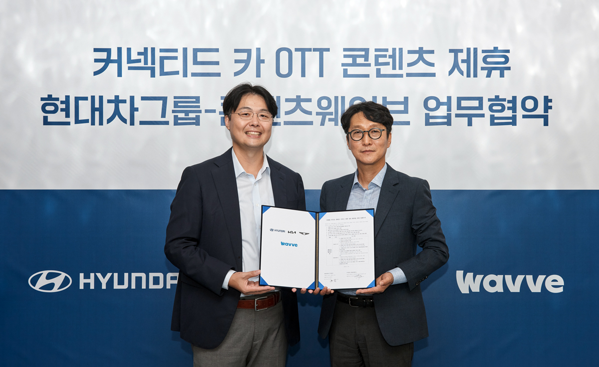 웨이브(Wavve)는 현대자동차그룹과 ‘차량용 OTT 콘텐츠 서비스 제휴 상호 협력을 위한 양해각서(MOU)’를 체결했다고 19일 밝혔다. 추교웅(왼쪽부터) 현대차그룹 부사장과 이태현 웨이브 대표이사가 기념 사진을 촬영하고 있다. [웨이브 제공]