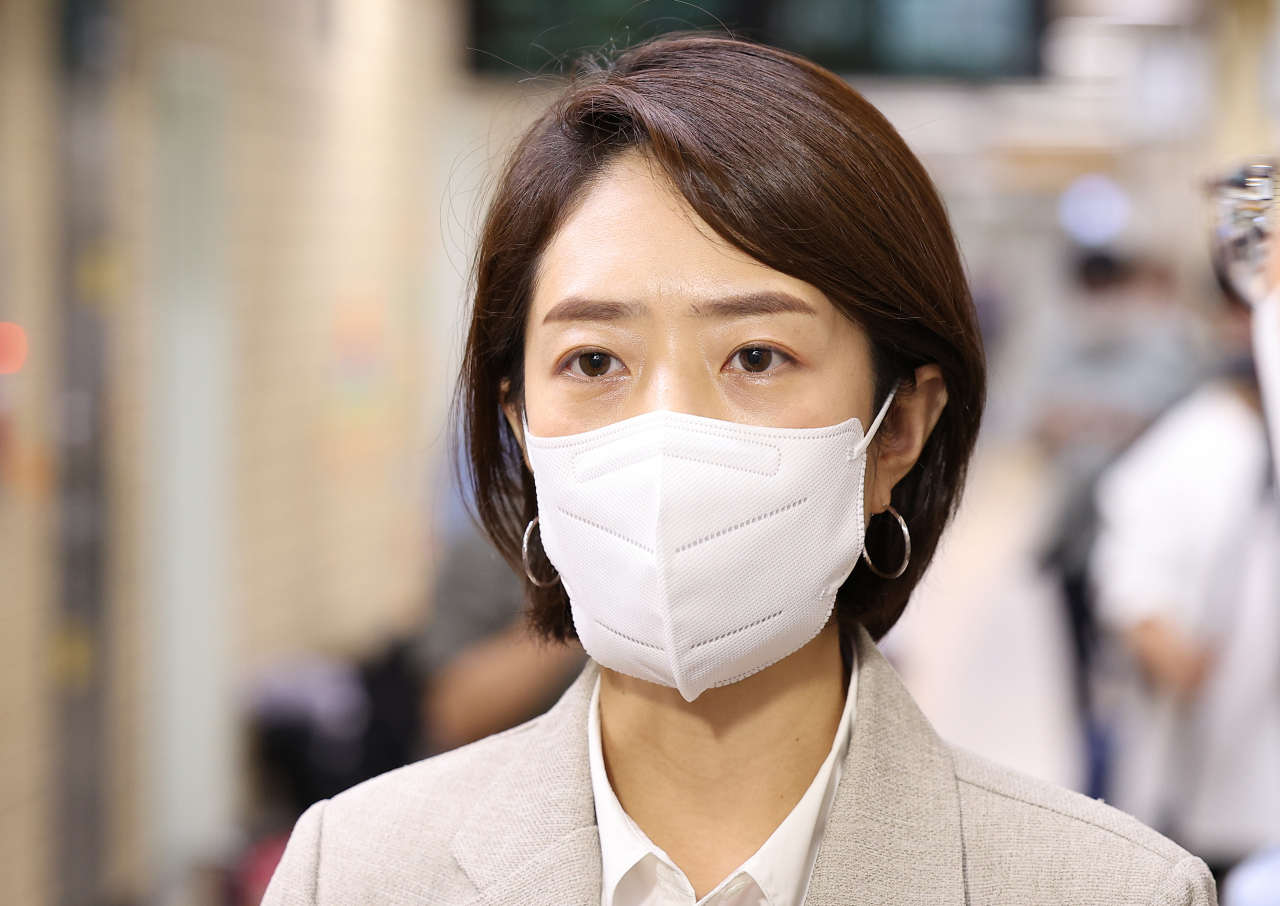 지난 16일 고민정 더불어민주당 의원이 '역무원 스토킹 피살 사건'이 발생한 서울 지하철 2호선 신당역 여자화장실 입구에 마련된 추모공간에서 헌화를 마친 뒤 취재진 질문에 답하고 있다. [연합]