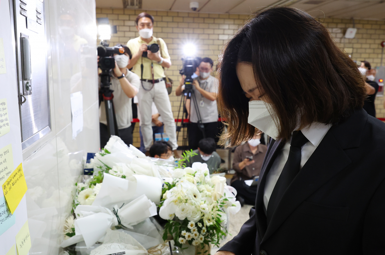 지난 16일 박지현 더불어민주당 전 공동비상대책위원장이 '역무원 스토킹 피살 사건'이 발생한 서울 지하철 2호선 신당역 여자화장실 입구에 마련된 추모공간을 찾아 추모 메시지를 적기 전 눈물 흘리고 있다. [연합]