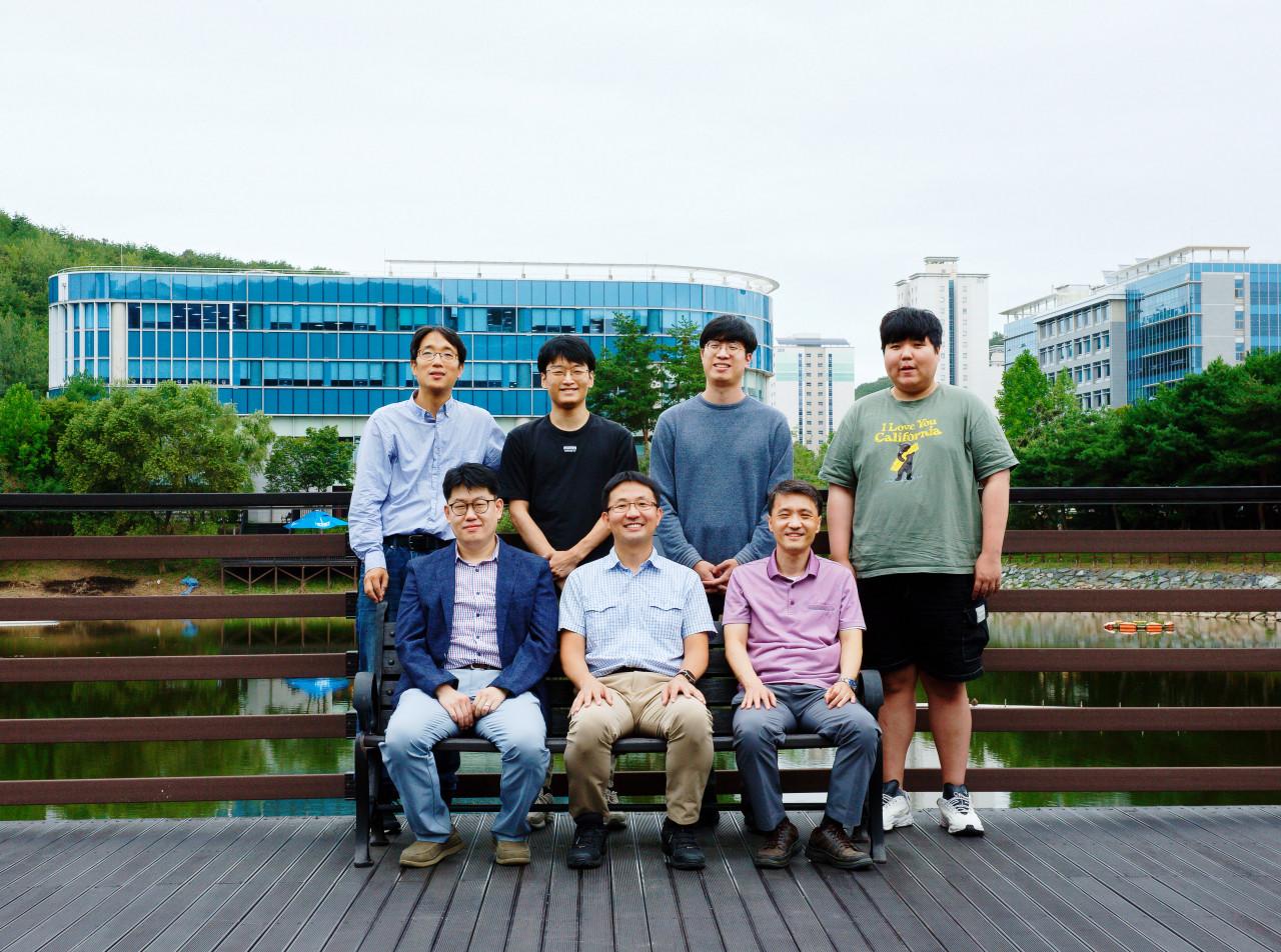 김태헌(앞줄 왼쪽 첫번째) 울산대 교수와 오윤석(앞줄 왼쪽 두번째) UNIST 교수 연구팀.[UNIST 제공]