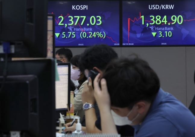 An electronic screen at the Hana Bank's dealing room in central Seoul shows the won-dollar currency exchange rate on Monday (Yonhap)