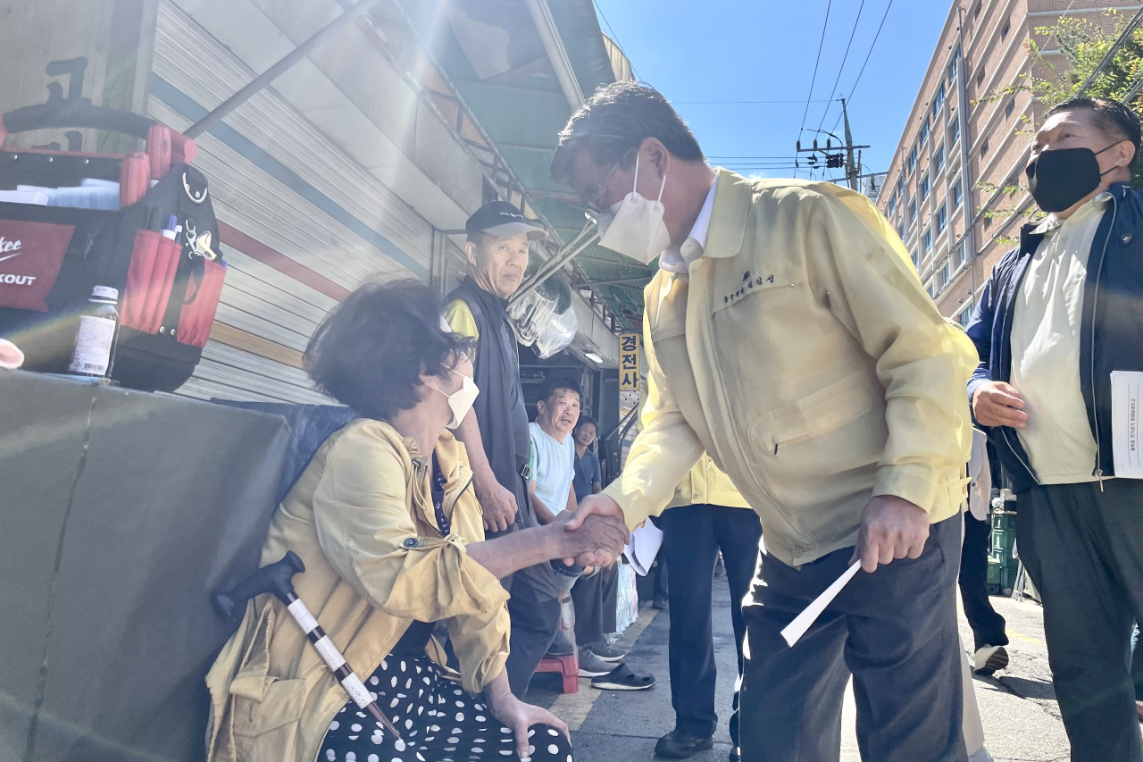 김길성 중구청장이 19일 오전 전날 화재가 발생한 황학동 전기상가 일대를 찾아 주민을 위로하고 있다. [서울 중구 제공]