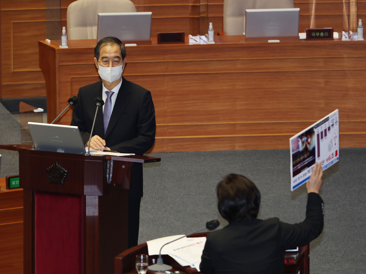 한덕수 국무총리가 19일 오후 국회에서 열린 본회의에서 더불어민주당 서영교 의원의 질문을 받고 있다. [연합]
